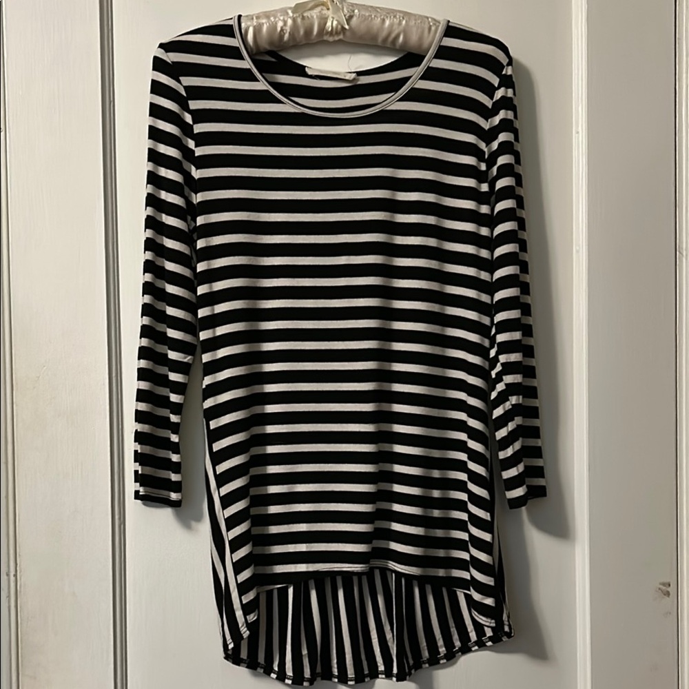 Les Amis Black and White Asymmetrical Top - Picture 2 of 11
